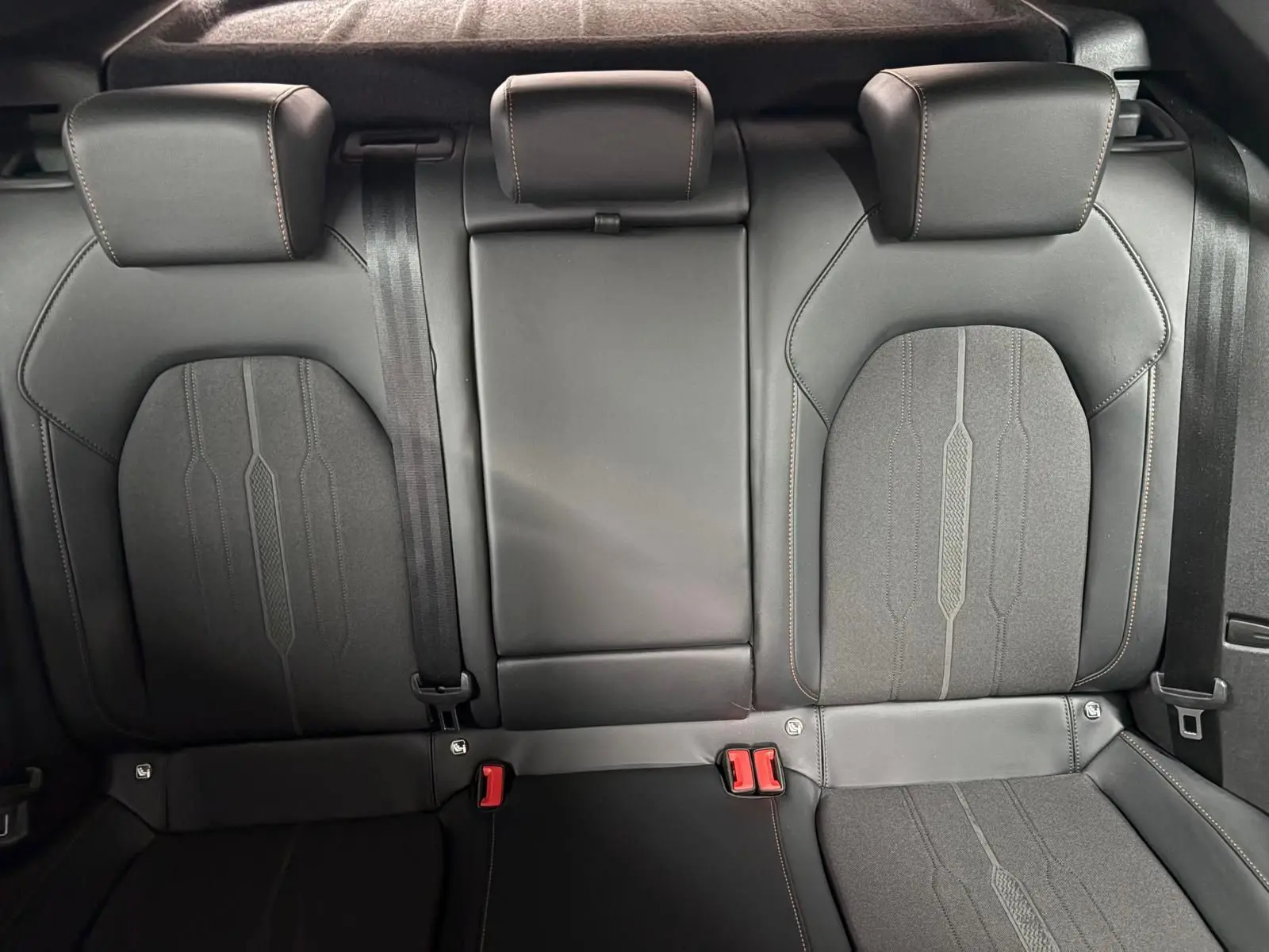 Vue rapprochée des sièges arrière en cuir noir avec surpiqûres contrastantes du CUPRA Formentor Gris Graphène 2022.