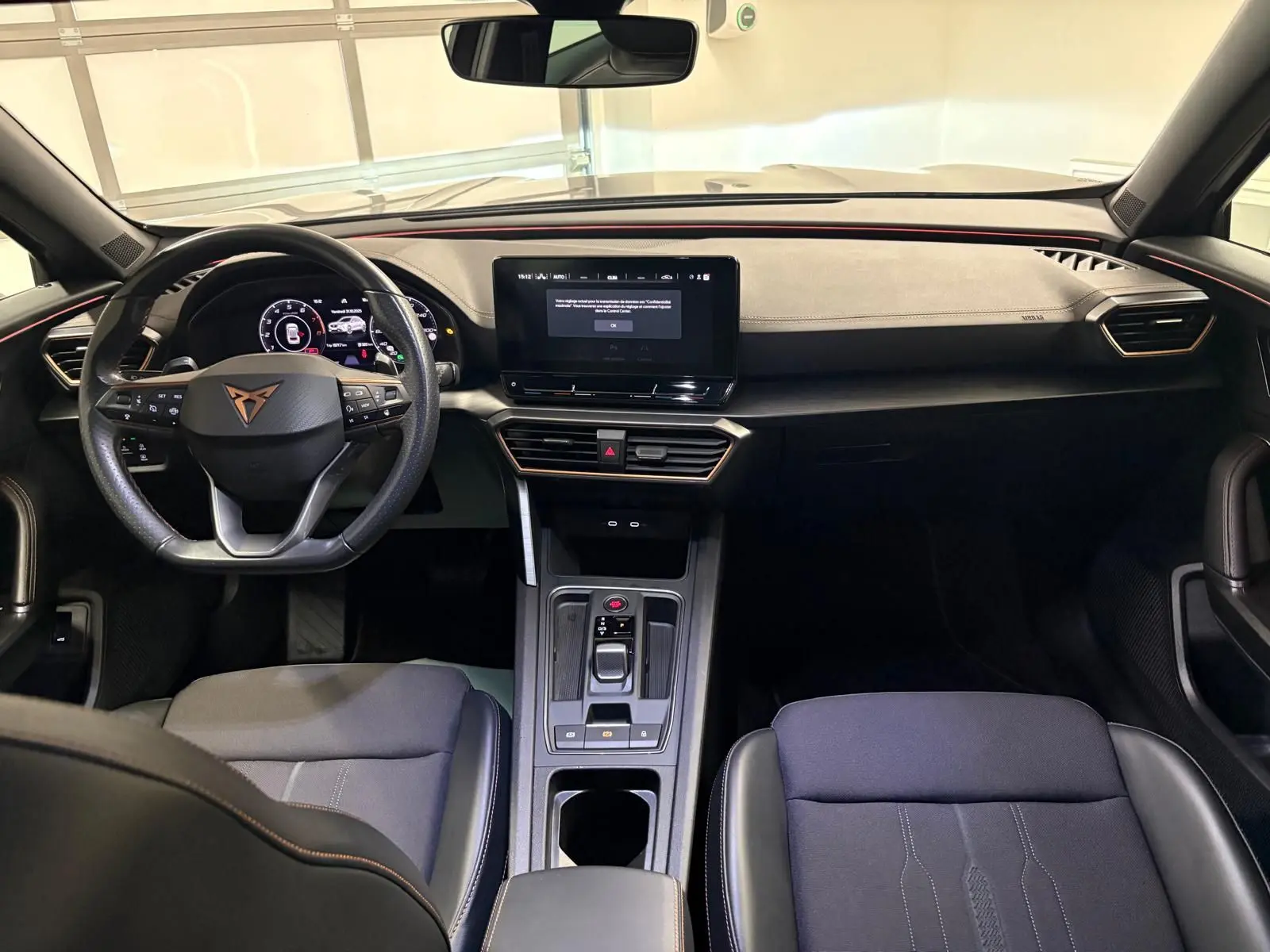 Vue intérieure avant du CUPRA Formentor 1.5 TSI 2022, tableau de bord noir avec écran tactile central et volant multifonction.