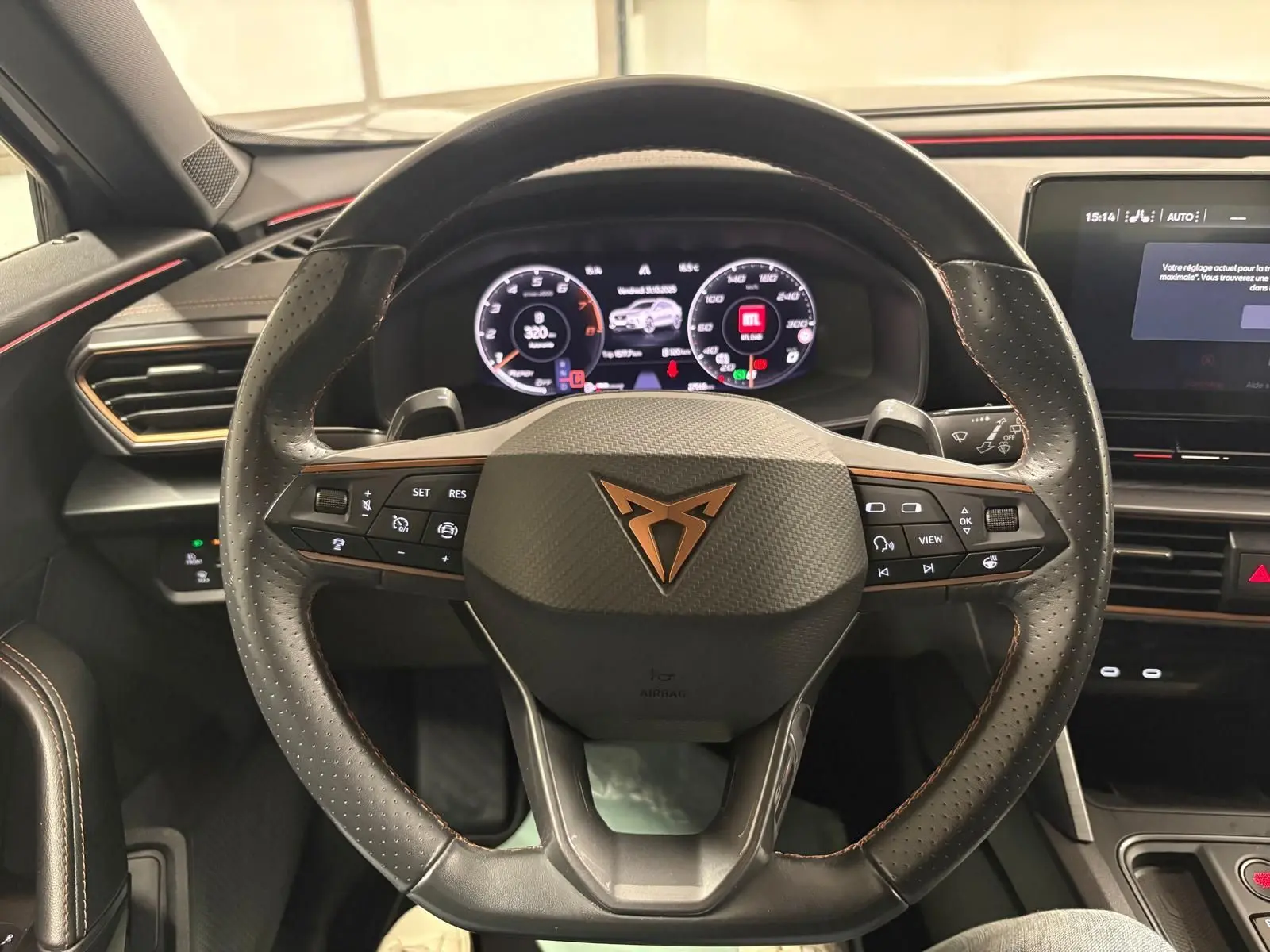 Vue rapprochée du volant en cuir perforé avec logo CUPRA cuivré et tableau de bord numérique du Formentor 1.5 TSI 2022.