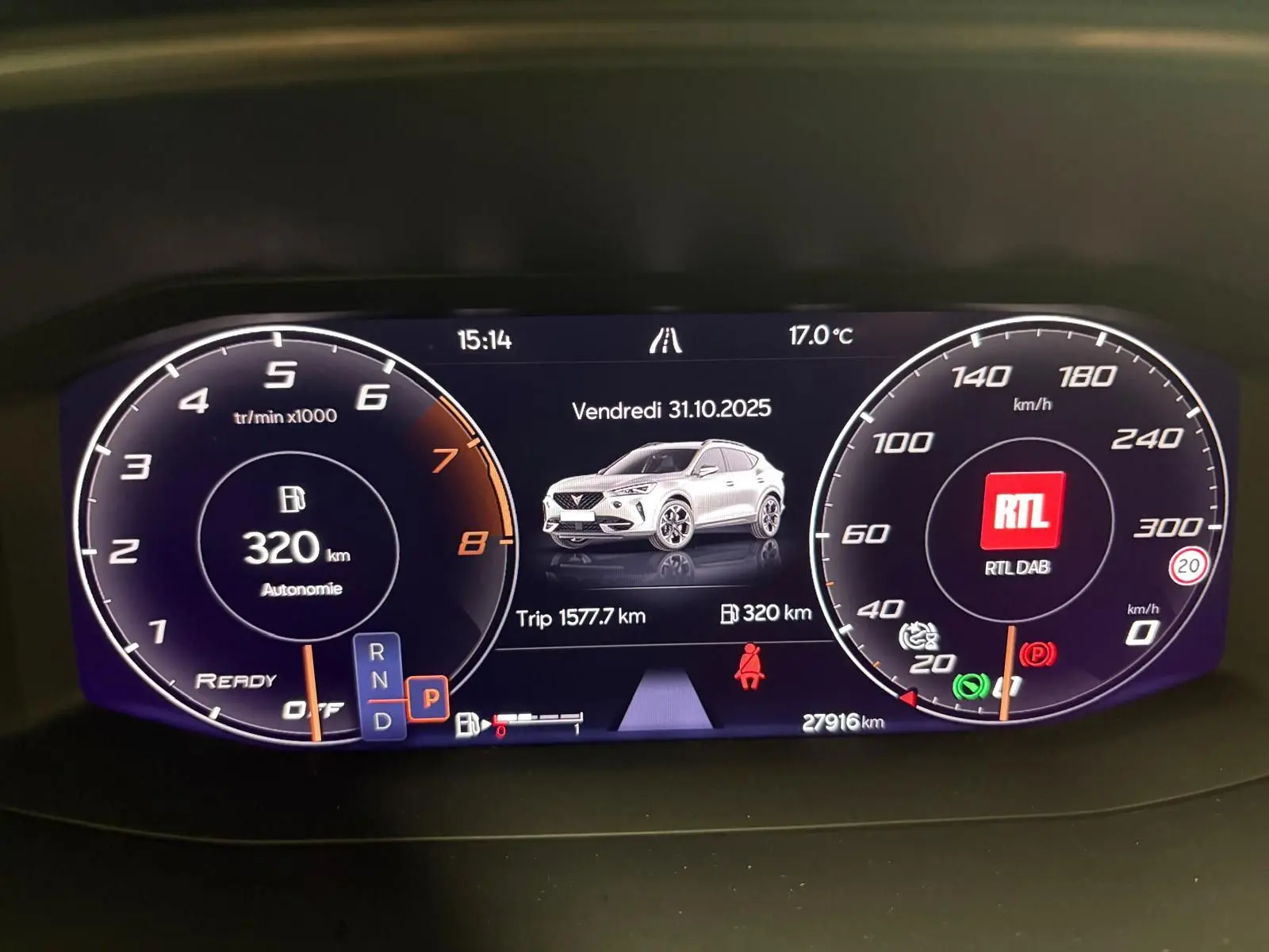 Tableau de bord numérique du CUPRA Formentor 1.5 TSI gris Graphène affichant autonomie, vitesse et date.