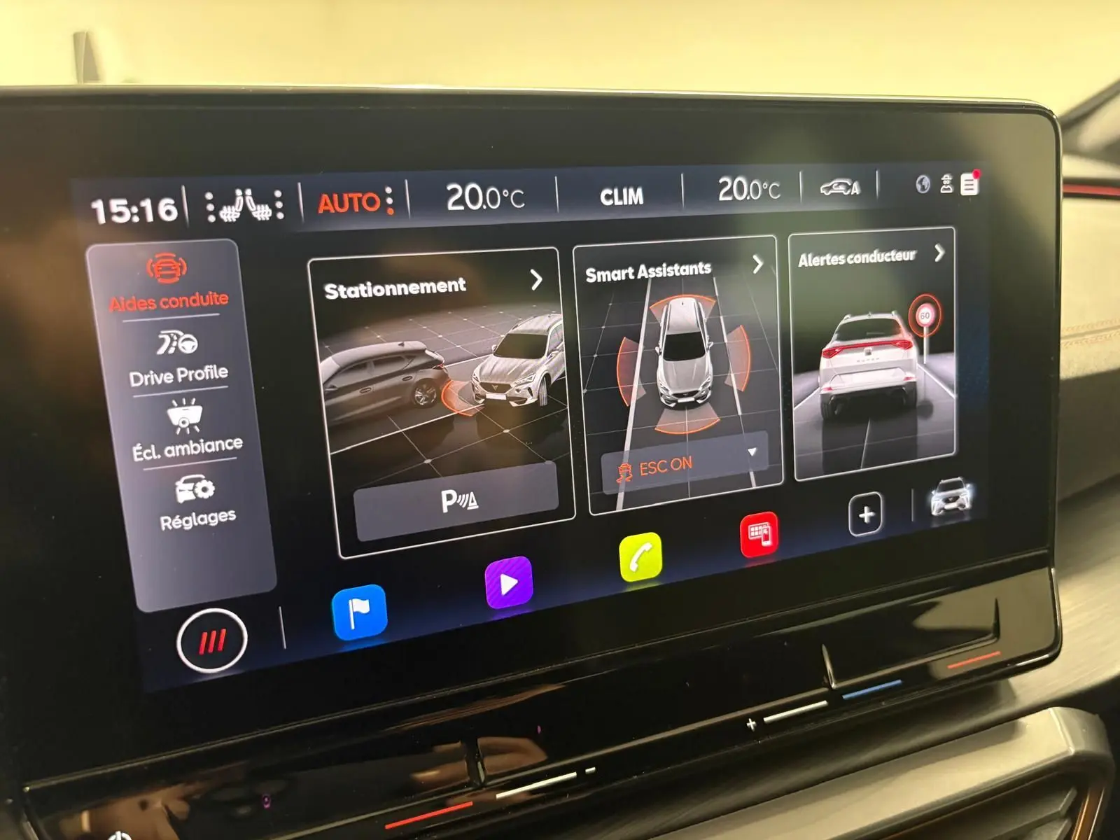 Écran tactile intérieur du CUPRA Formentor 1.5 TSI 2022 montrant les aides à la conduite et la température à 20°C.