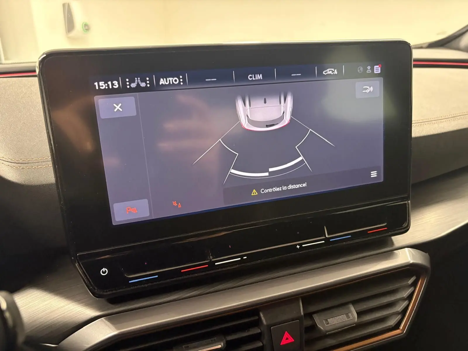 Écran tactile central affichant l’aide au stationnement arrière dans l’habitacle d’une CUPRA Formentor Gris Graphène.