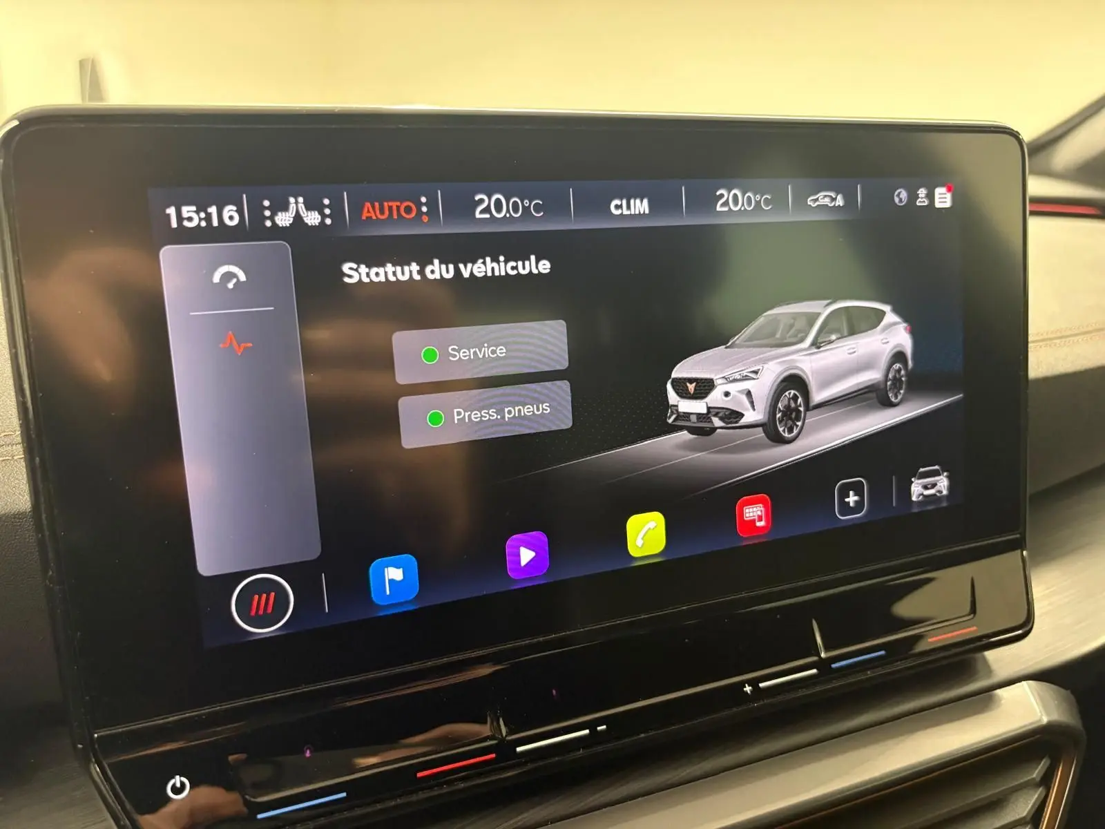 Écran tactile intérieur affichant le statut du véhicule CUPRA Formentor gris Graphène en vue 3/4 avant virtuelle.