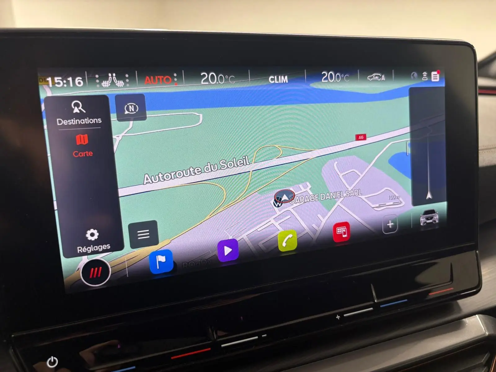 Écran tactile du système de navigation du CUPRA Formentor 1.5 TSI 2022 affichant une carte GPS détaillée.