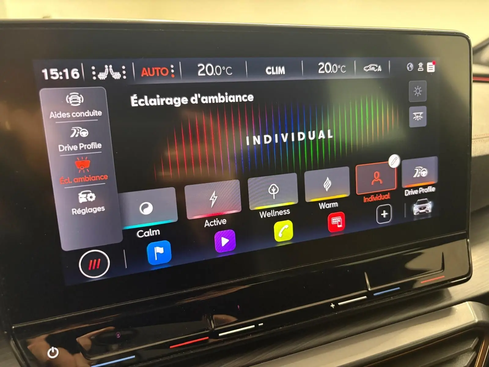 Écran tactile intérieur montrant les réglages d’éclairage d’ambiance avec interface colorée du CUPRA Formentor gris Graphène.