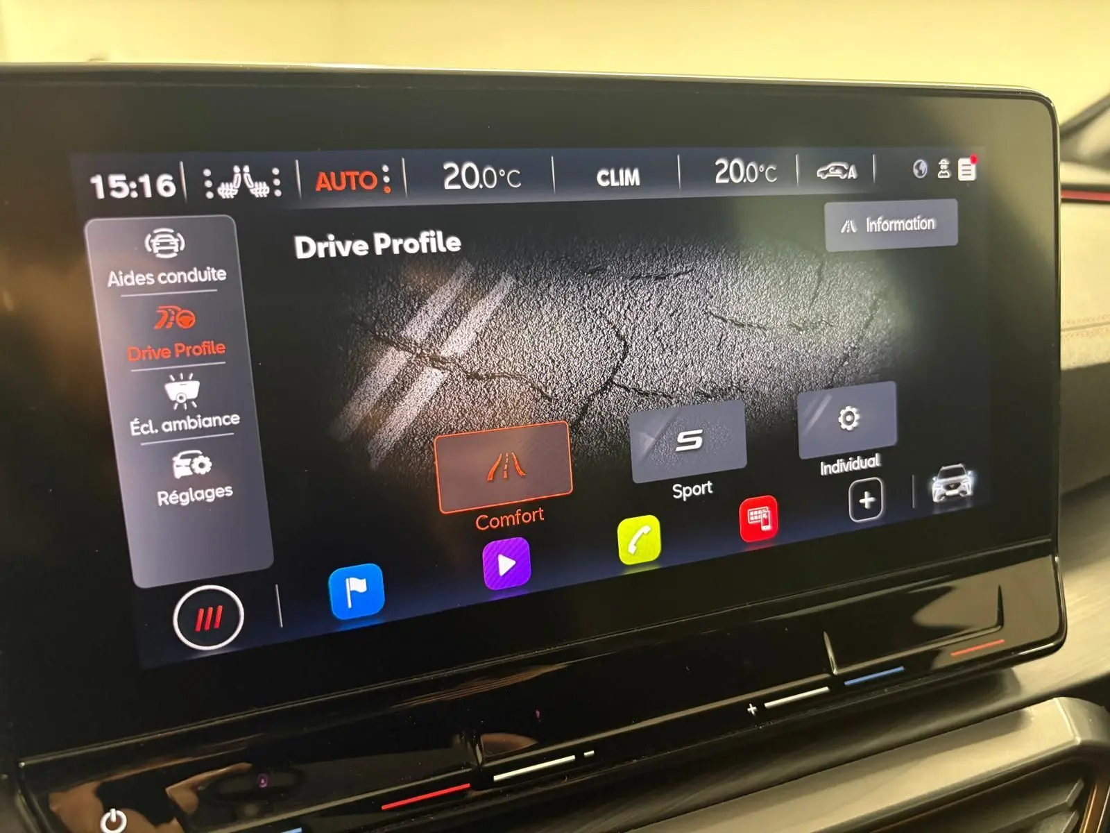 Écran tactile intérieur du CUPRA Formentor 1.5 TSI 2022 affichant les modes de conduite, vue de face.