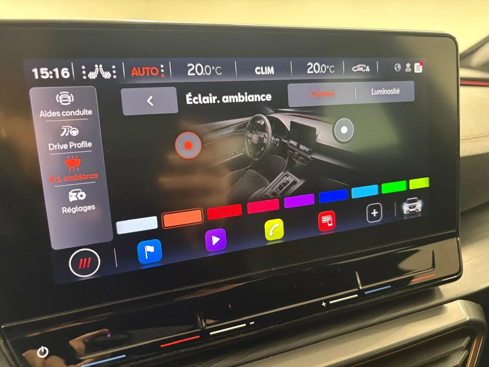 Écran tactile intérieur du CUPRA Formentor 1.5 TSI 2022 montrant le réglage de l’éclairage d’ambiance.