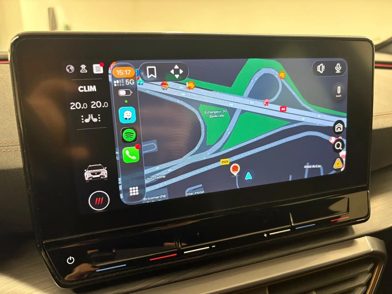 Écran tactile central du tableau de bord de la CUPRA Formentor 1.5 TSI 2022 affichant la navigation GPS et la climatisation.