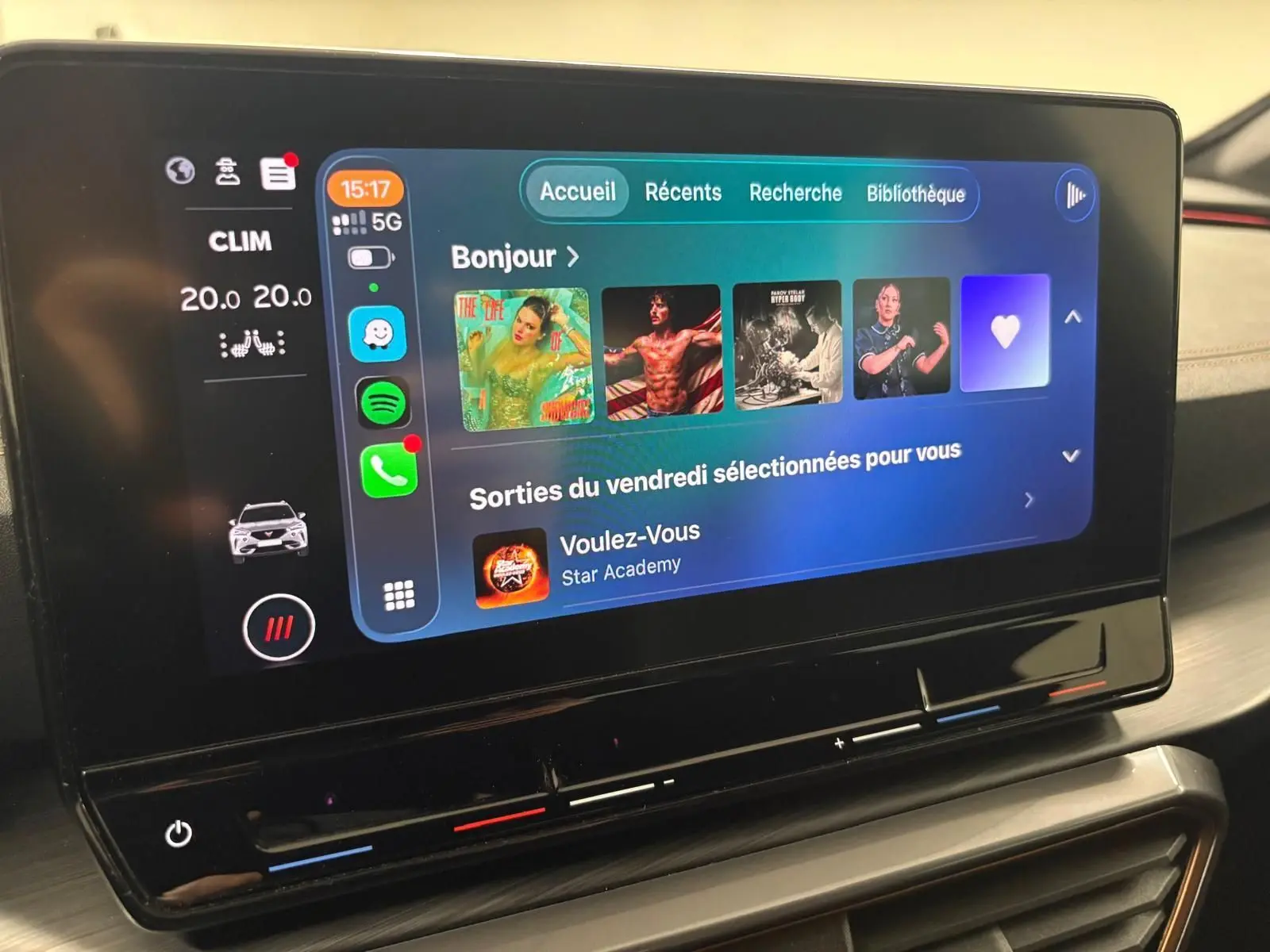 Écran tactile central du tableau de bord du CUPRA Formentor 1.5 TSI 150 DSG7 avec interface multimédia et réglage climatisation à 20°C.