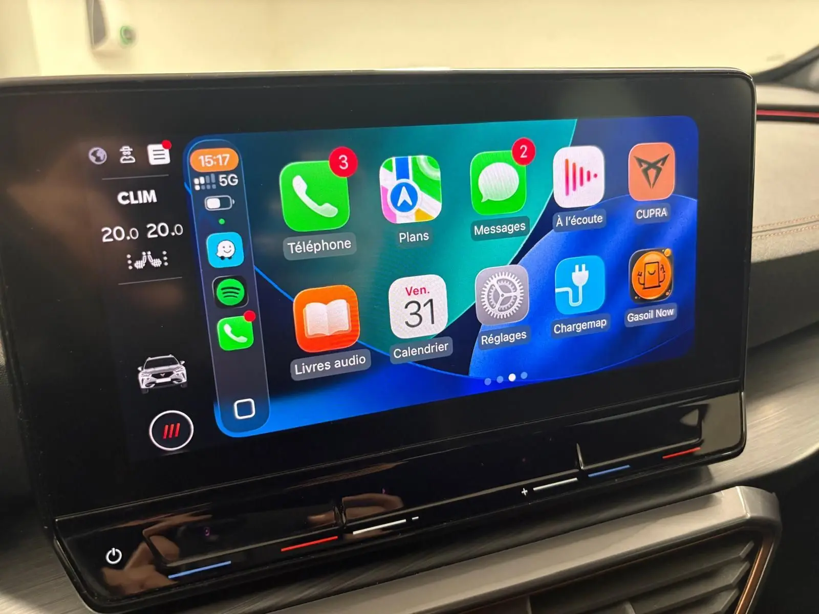 Écran tactile central du tableau de bord du CUPRA Formentor 2022 affichant les applications connectées.