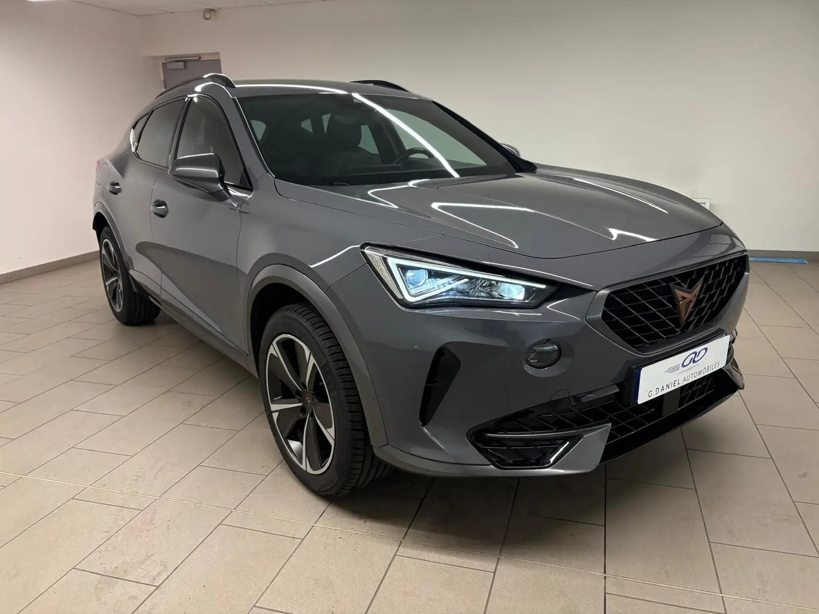 Vue 3/4 avant droit d'un CUPRA Formentor 1.5 TSI 2022 gris Graphène avec jantes alliage 18'' Performance Aero.