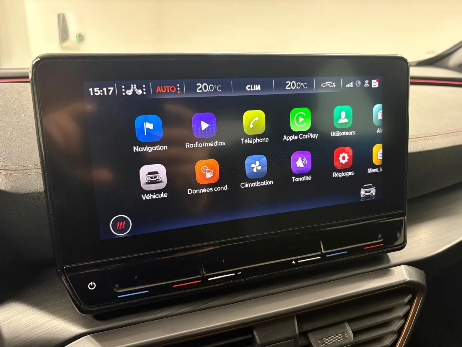Écran tactile central du tableau de bord du CUPRA Formentor 1.5 TSI 150 DSG7 avec interface multimédia colorée.