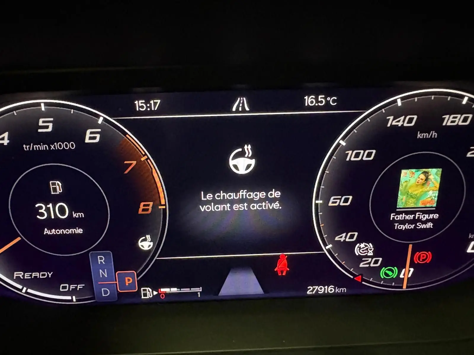 Tableau de bord numérique du CUPRA Formentor gris Graphène, affichant le chauffage du volant activé et l'autonomie à 310 km.