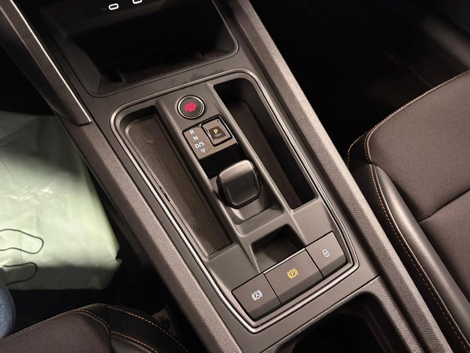 Vue rapprochée de la console centrale du CUPRA Formentor gris Graphène, avec levier de vitesses automatique et boutons de contrôle.