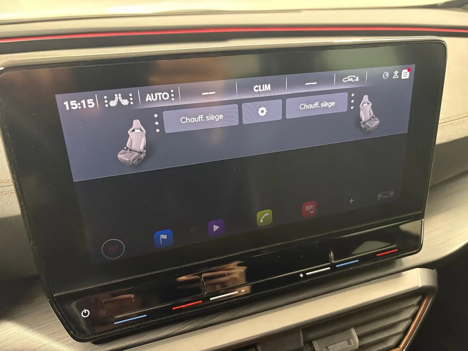 Écran tactile du système de climatisation affichant le réglage des sièges chauffants dans une CUPRA Formentor 2022.