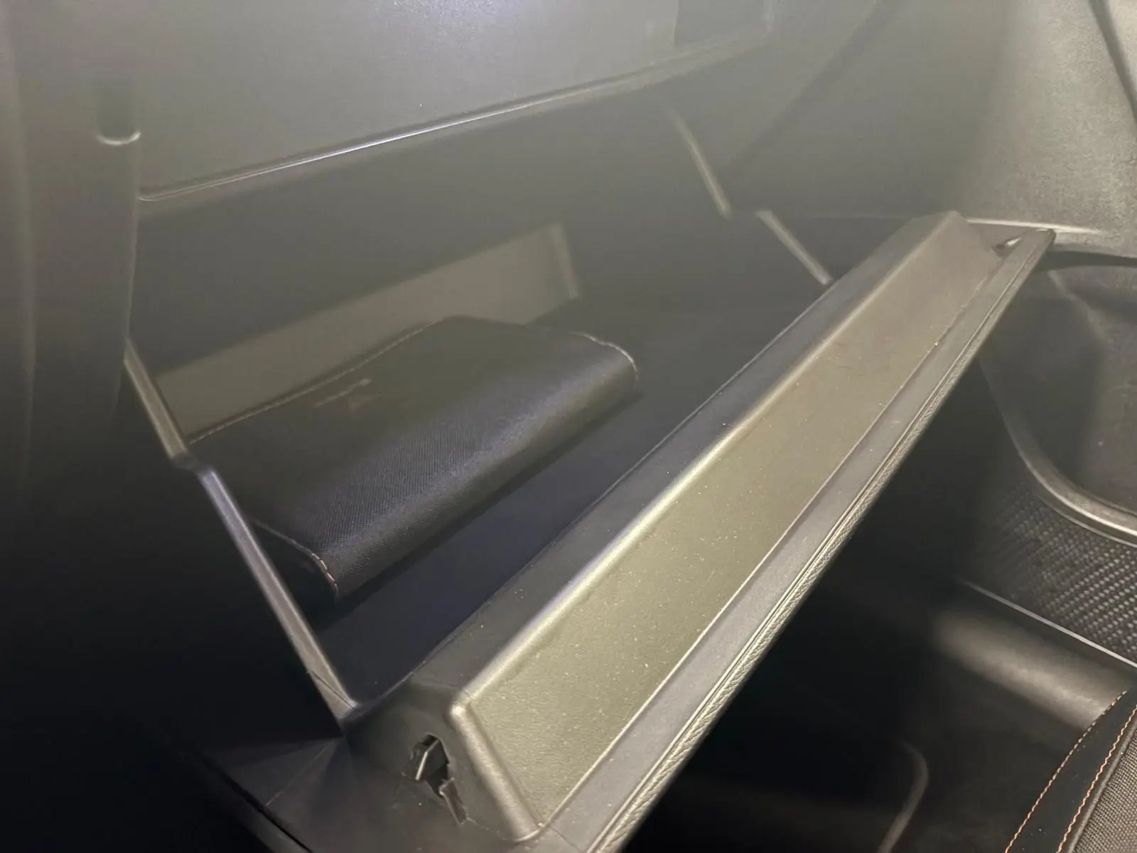 Gant de boîte à gants ouvert avec pochette noire à l'intérieur d'une CUPRA Formentor, vue intérieure côté passager.