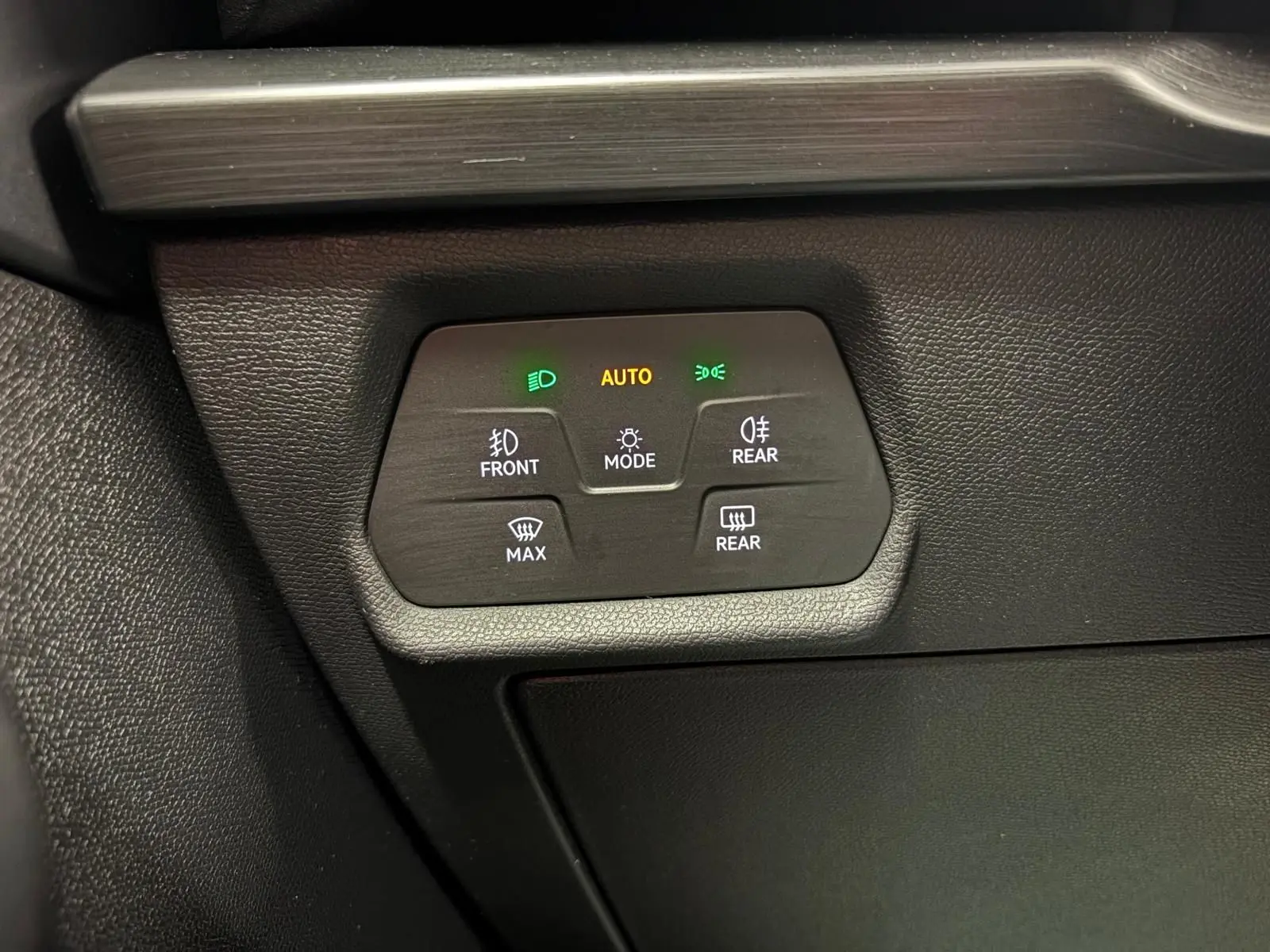 Gros plan sur les commandes d’éclairage et de désembuage du tableau de bord du CUPRA Formentor gris Graphène.