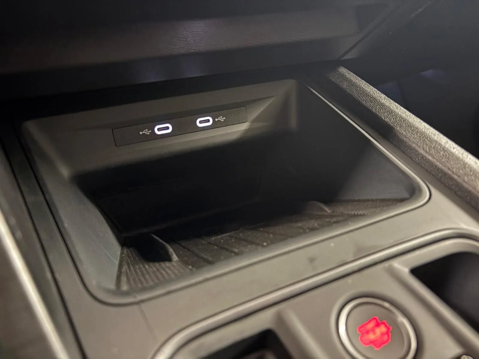 Gros plan sur la console centrale du CUPRA Formentor 1.5 TSI 2022, avec deux ports USB-C éclairés.