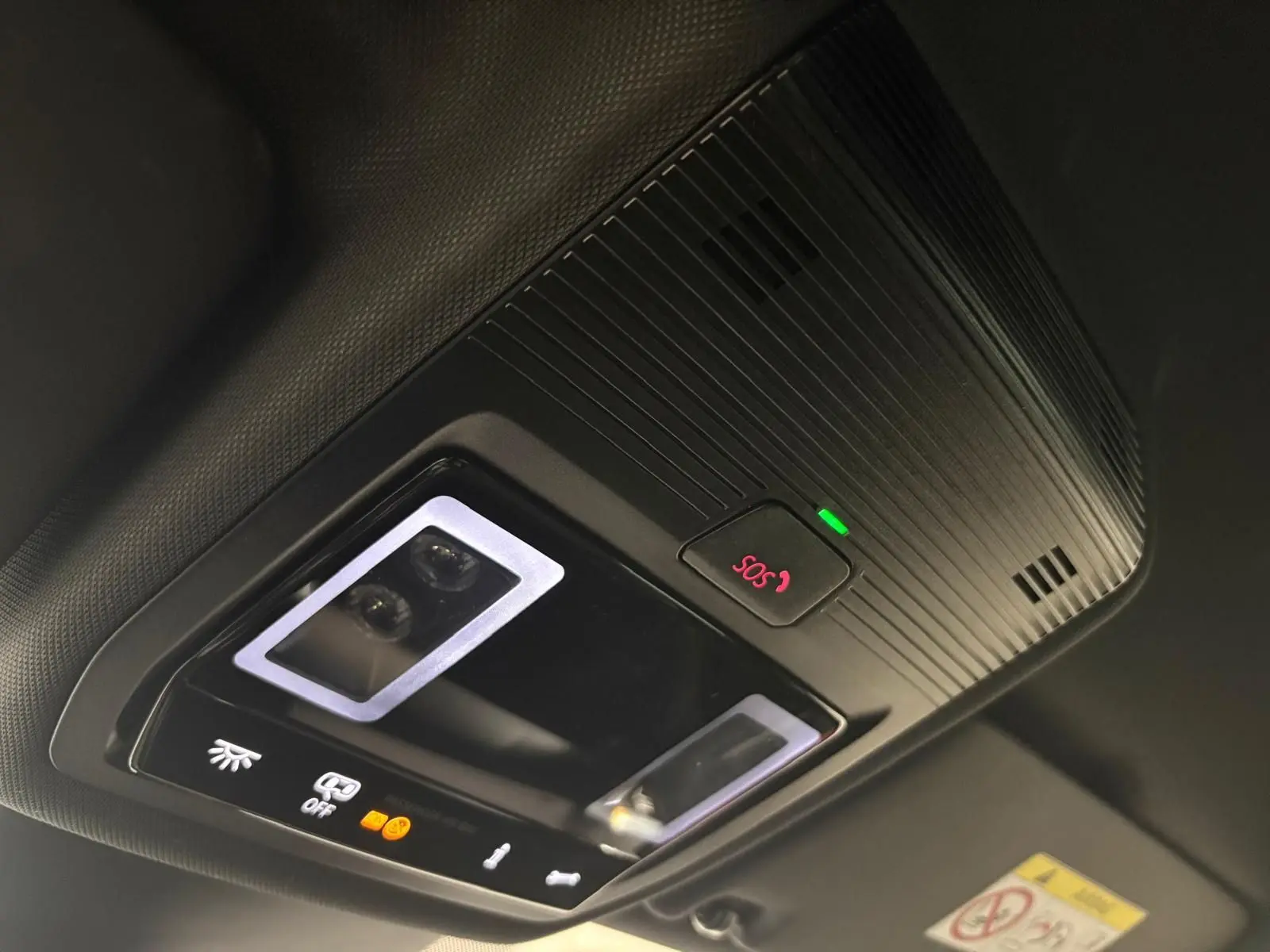 Plafonnier intérieur avec éclairage LED et bouton SOS du CUPRA Formentor gris Graphène, vue en contre-plongée.