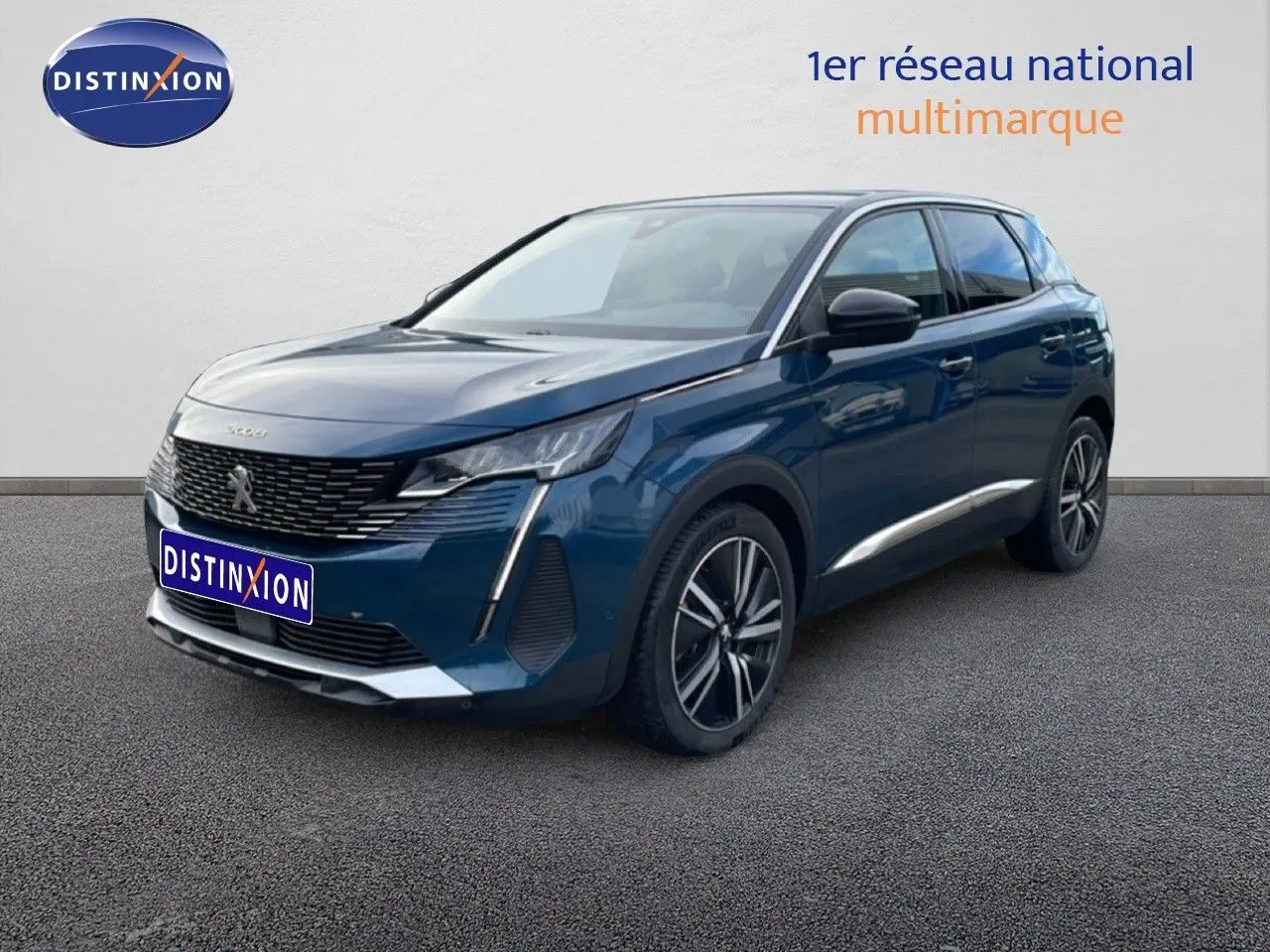 Peugeot 3008 hybride rechargeable bleu Célèbes métal en 3/4 avant droit, avec jantes alliage et calandre distinctive.