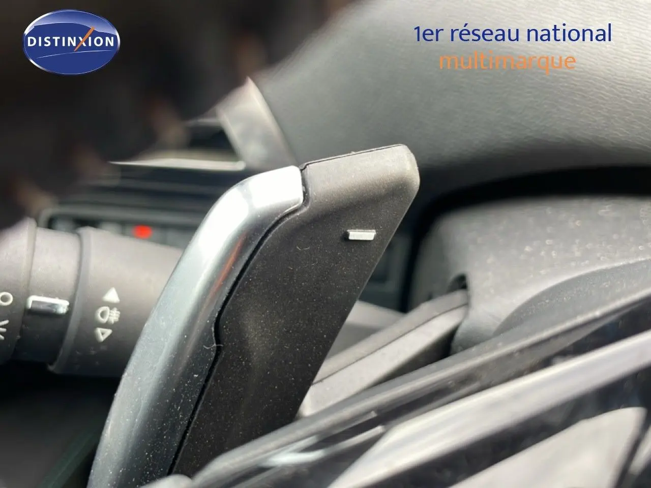 Gros plan sur la palette de changement de vitesse côté droit dans l’habitacle d’un Peugeot 3008 hybride rechargeable.