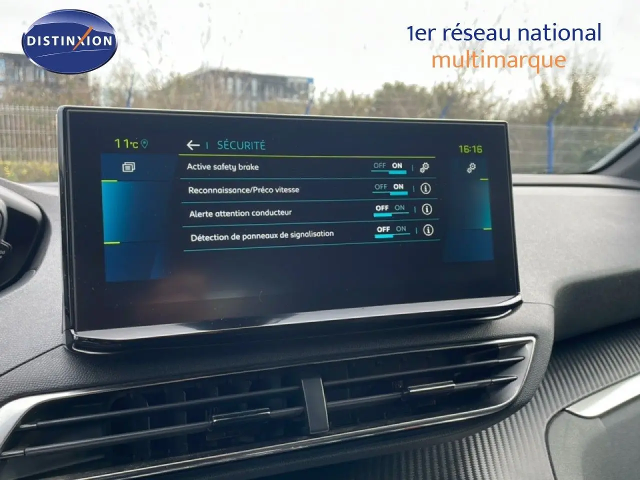 Écran tactile central du tableau de bord du Peugeot 3008 hybride rechargeable 2024, affichant les options de sécurité.