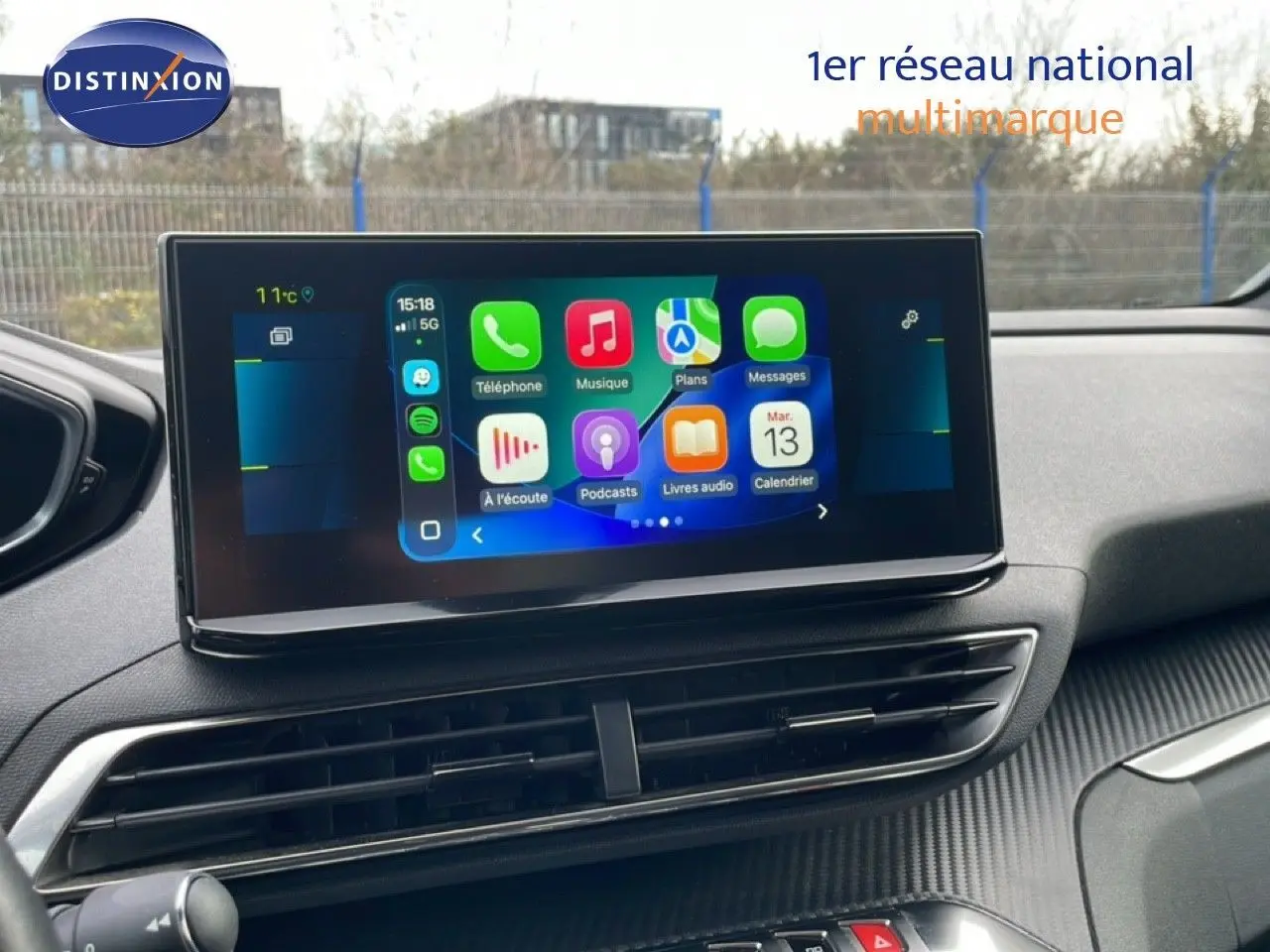 Vue intérieure centrée sur l'écran tactile multimédia du Peugeot 3008 bleu Celebes Metal, affichant Apple CarPlay.