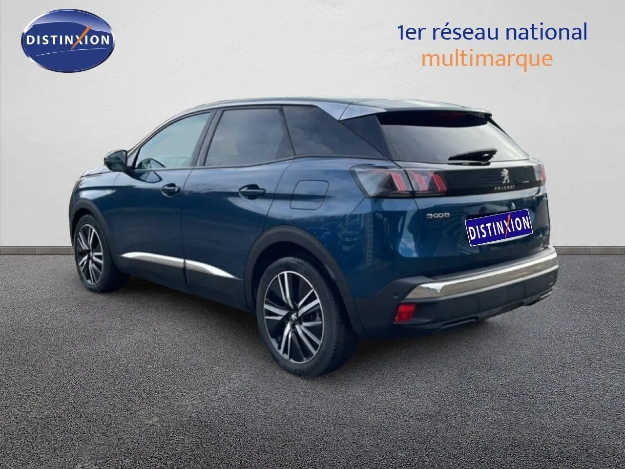 Vue 3/4 arrière droite d’un Peugeot 3008 hybride rechargeable bleu Célèbes Métal avec jantes alliage et toit noir.