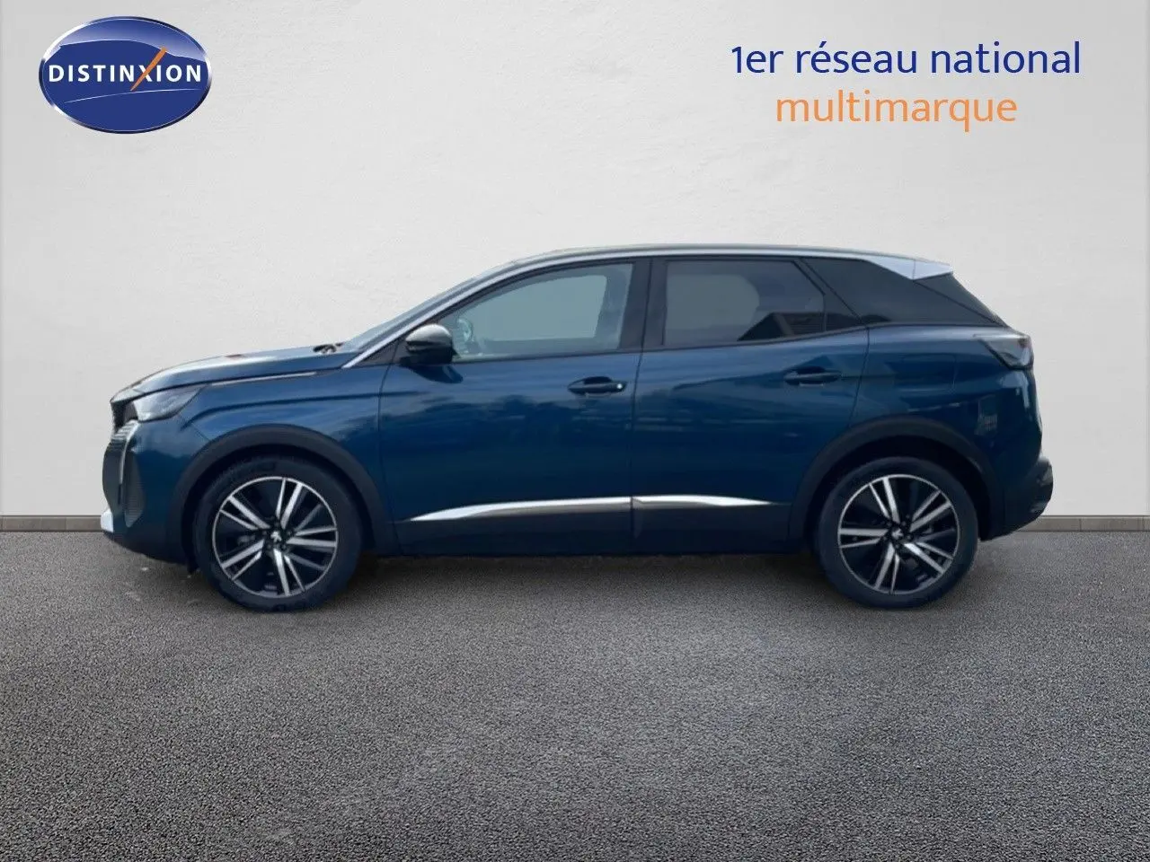 Vue de profil côté gauche du Peugeot 3008 Plug-in Hybrid 2024 en bleu Celebes Metal avec jantes alliage bicolores.