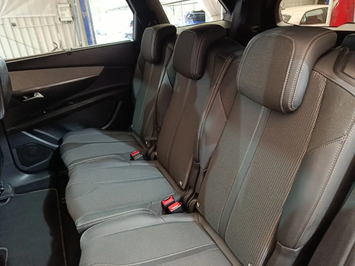 Vue intérieure côté droit sur la banquette arrière en tissu et cuir noir du Peugeot 5008 GT 2023.
