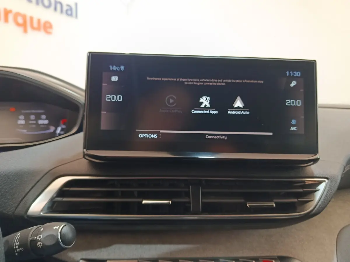 Écran tactile central du tableau de bord du Peugeot 5008 GT 2023, affichant Apple CarPlay et Android Auto.