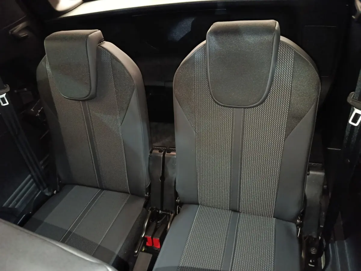 Vue rapprochée des deux sièges individuels arrière noirs du Peugeot 5008 PureTech 130 GT 2023, rangée 3.
