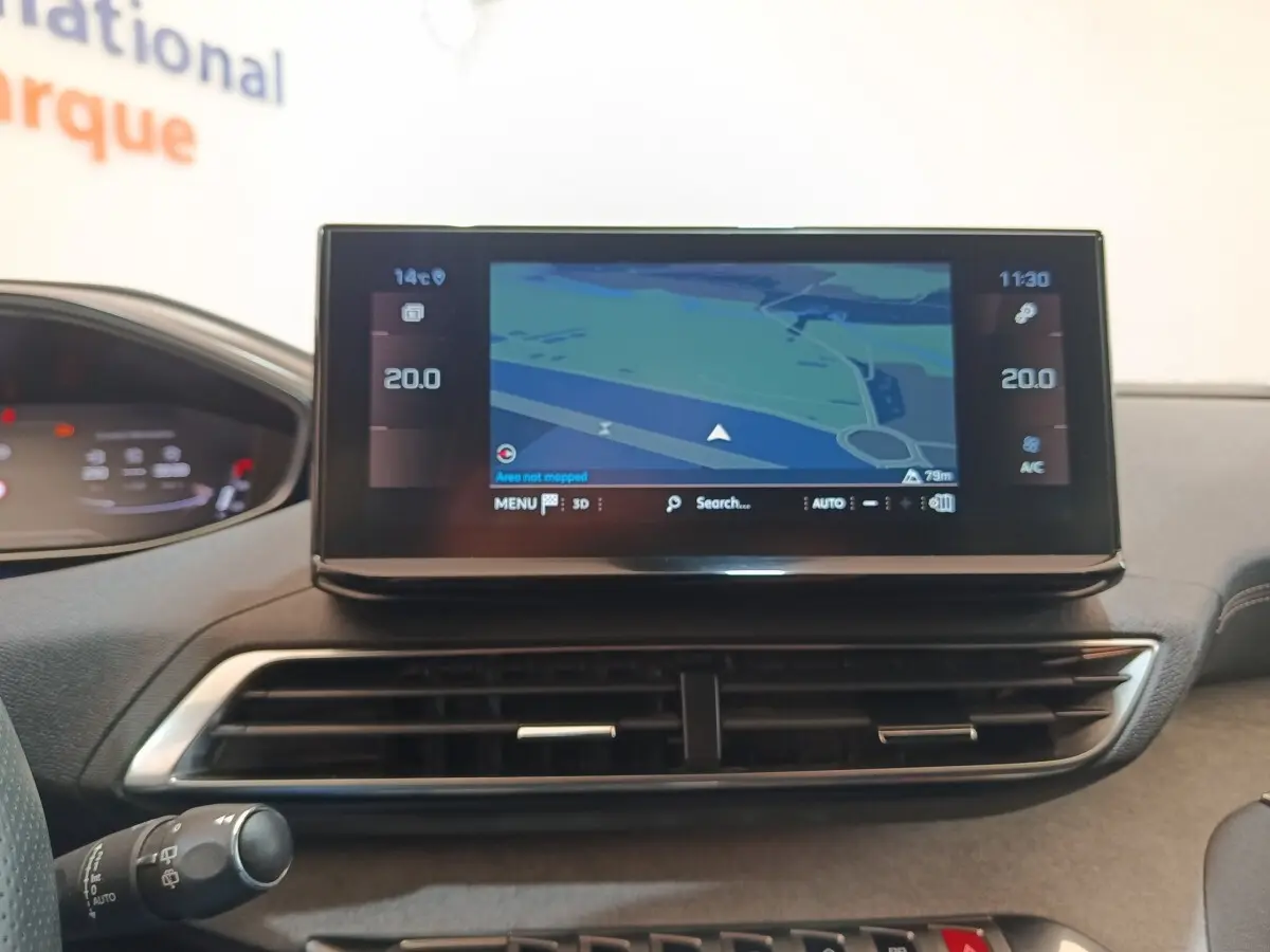 Écran tactile central affichant la navigation dans l'habitacle du Peugeot 5008 bleu, vue de face rapprochée.