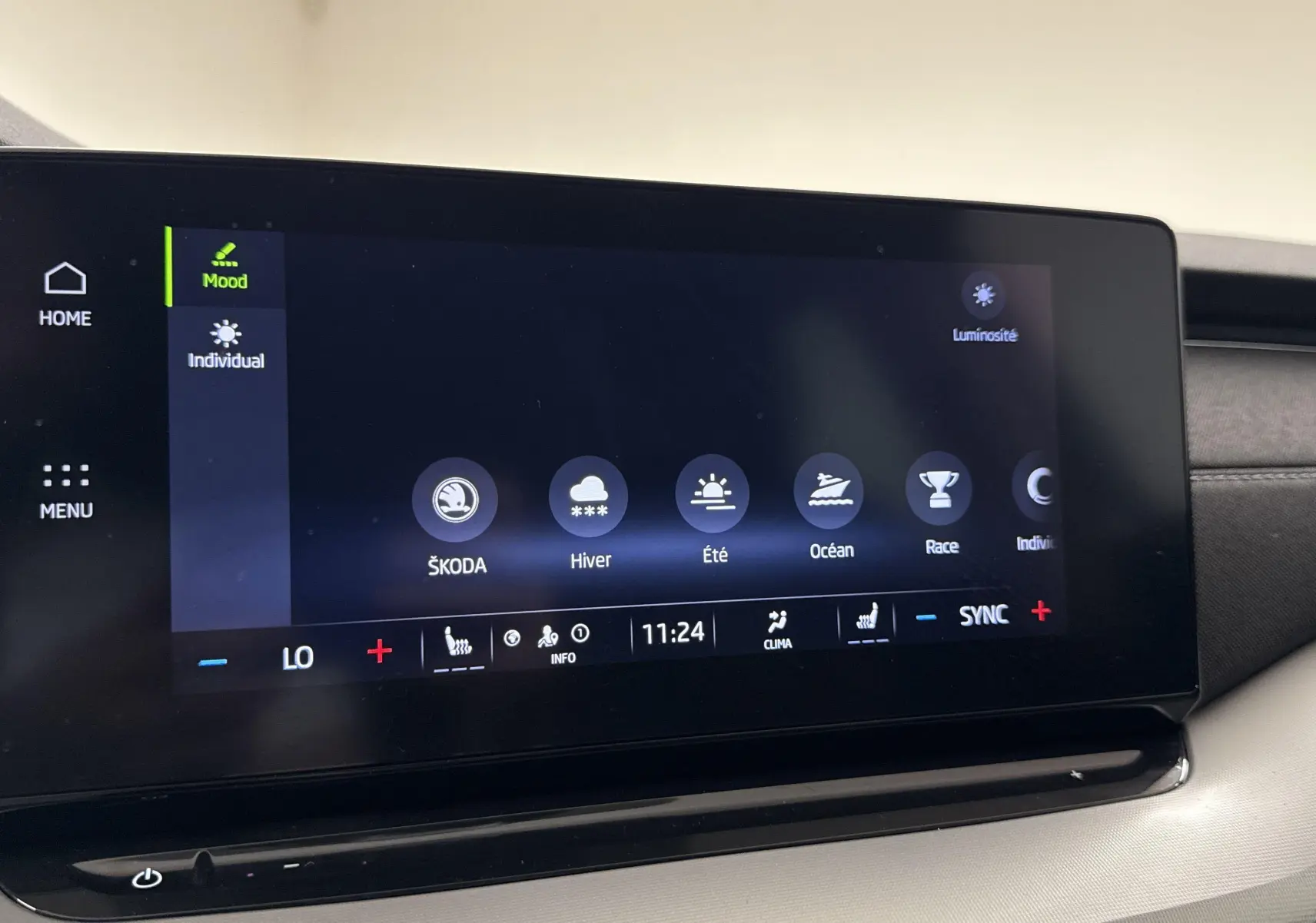 Écran tactile central de la Skoda Octavia Combi 2023 gris graphite, affichant les modes de conduite et climatisation.