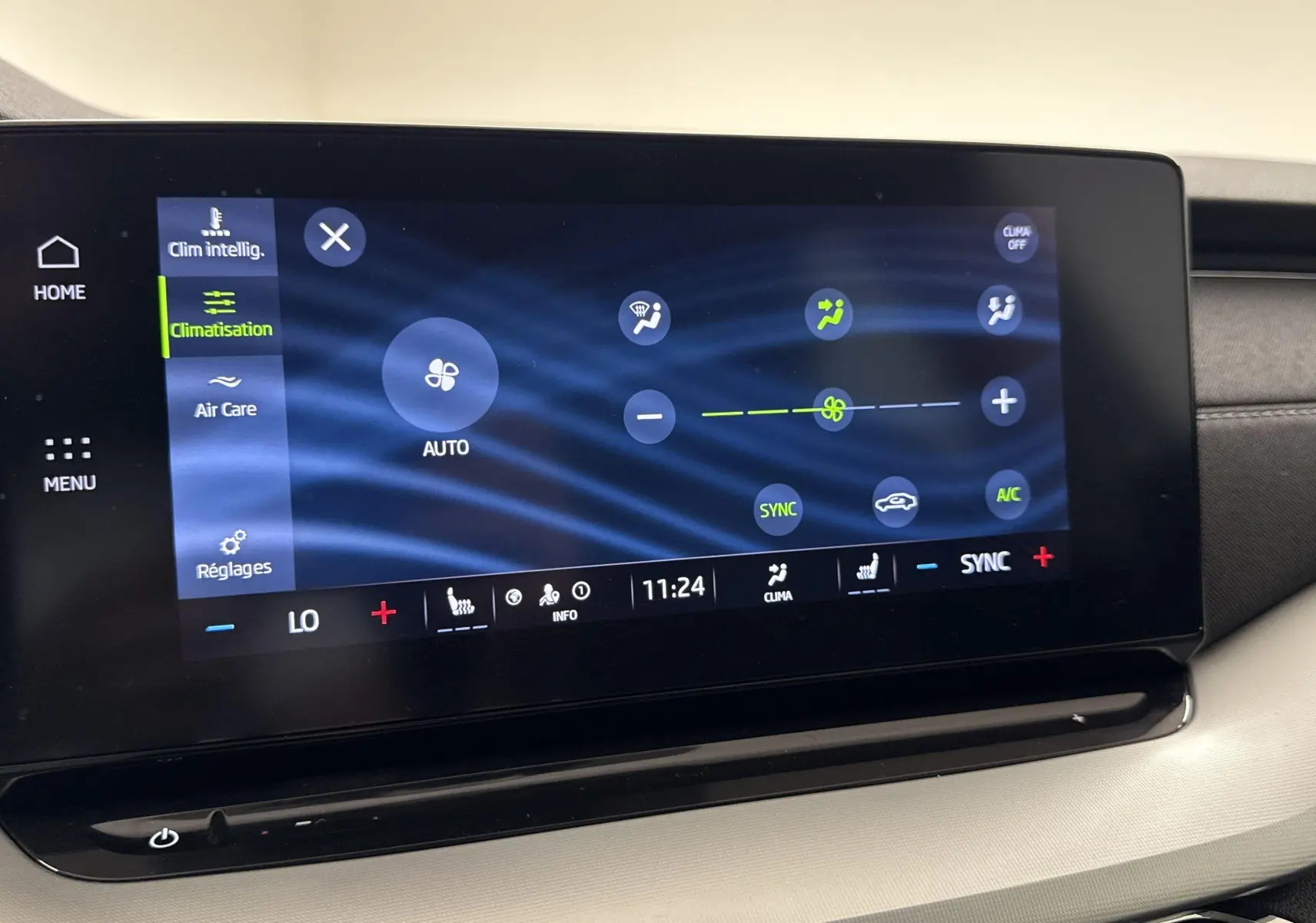 Écran tactile central de la Skoda Octavia Combi 2.0 TDI 150 DSG7 Style 2023 affichant les réglages de climatisation.