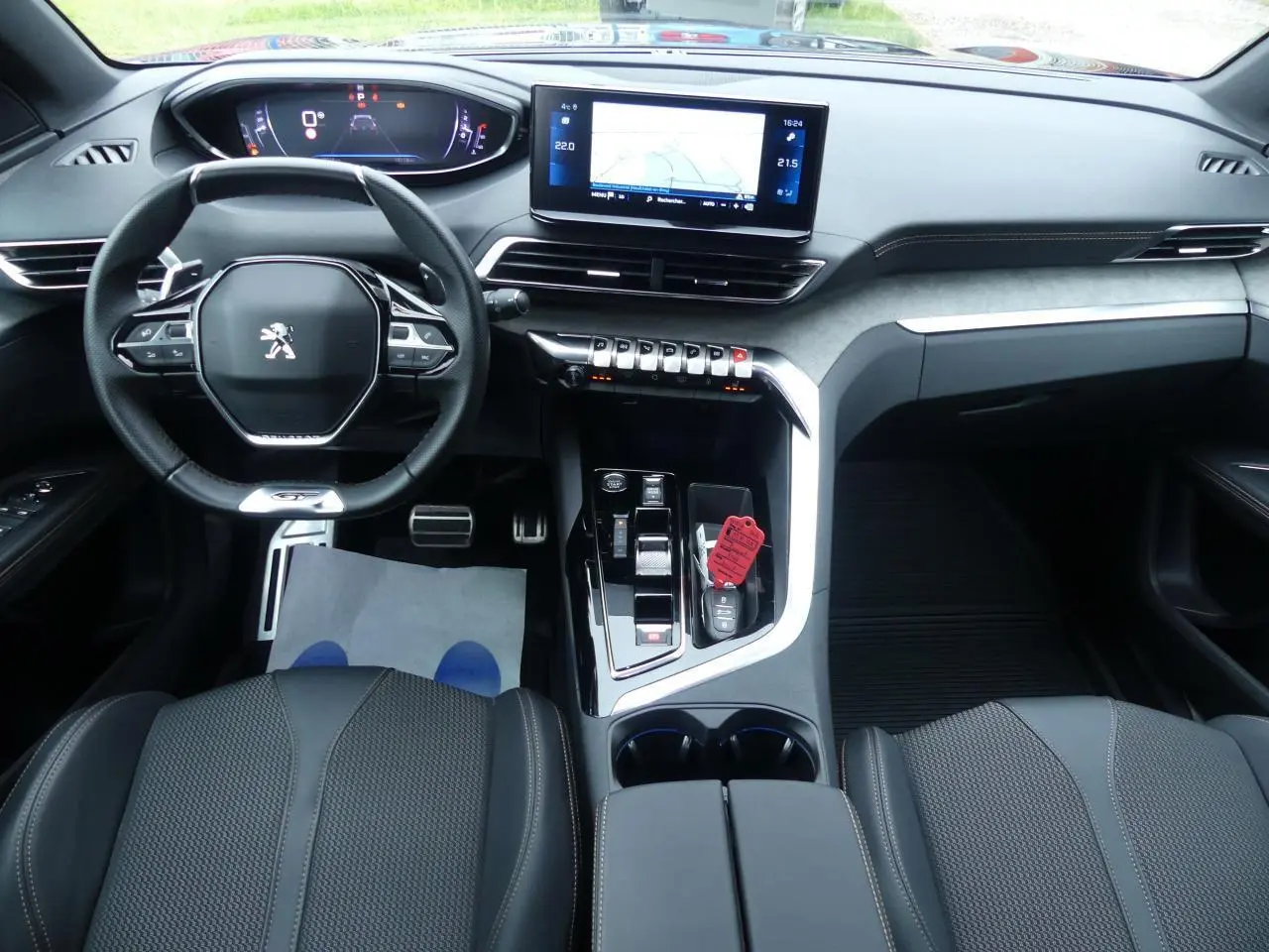 Vue intérieure avant du Peugeot 5008 GT 2023 avec tableau de bord numérique, écran tactile et volant compact cuir noir.