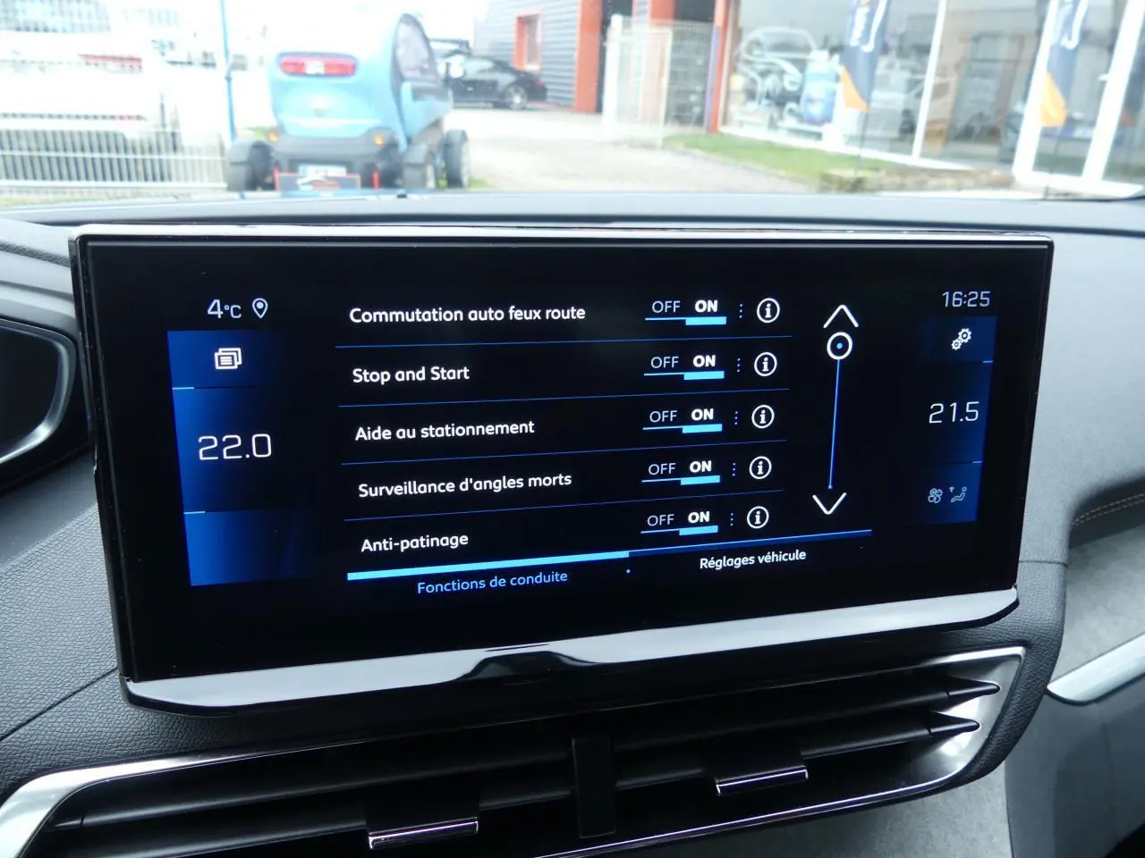 Écran tactile central affichant les réglages de conduite du Peugeot 5008 GT 2023, intérieur noir.