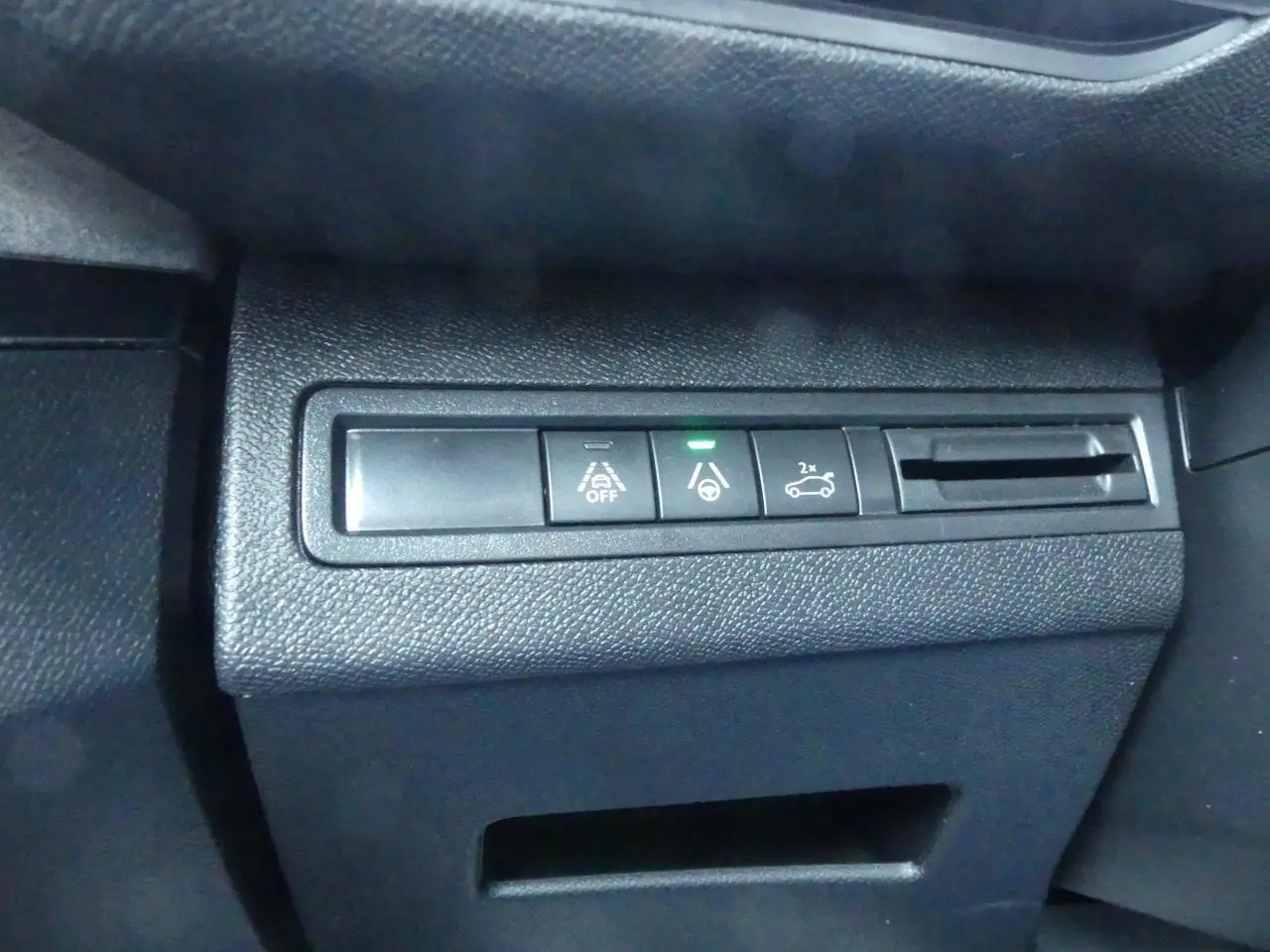 Gros plan sur les commandes de sécurité et assistance du tableau de bord du Peugeot 5008 GT noir métallisé 2023