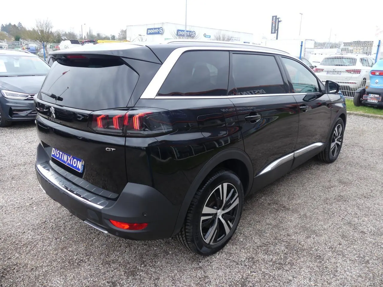 PEUGEOT 5008 GT noir métallisé vu en 3/4 arrière droit avec feux arrière LED 3D et jantes alliage bicolores.