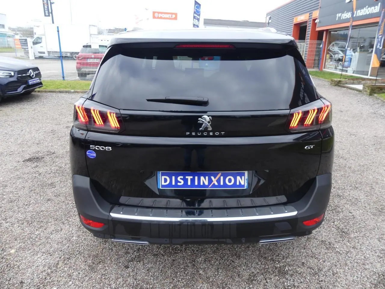 Vue arrière du Peugeot 5008 GT noir métallisé avec feux arrière LED 3D et double sortie d'échappement chromée.