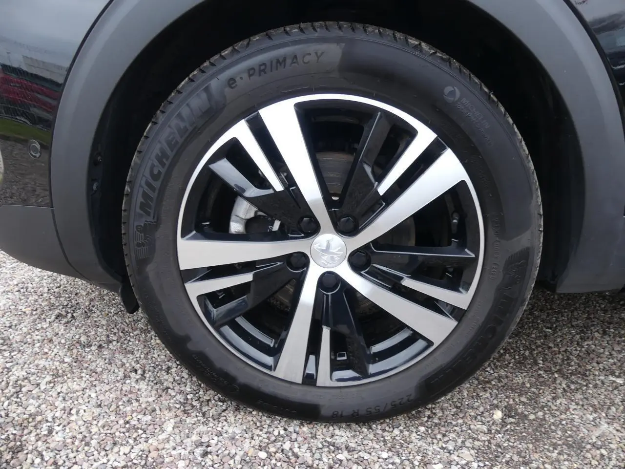 Gros plan sur la jante alliage 18 pouces bi-ton noir et argent du PEUGEOT 5008 noir métallisé, roue avant droite.