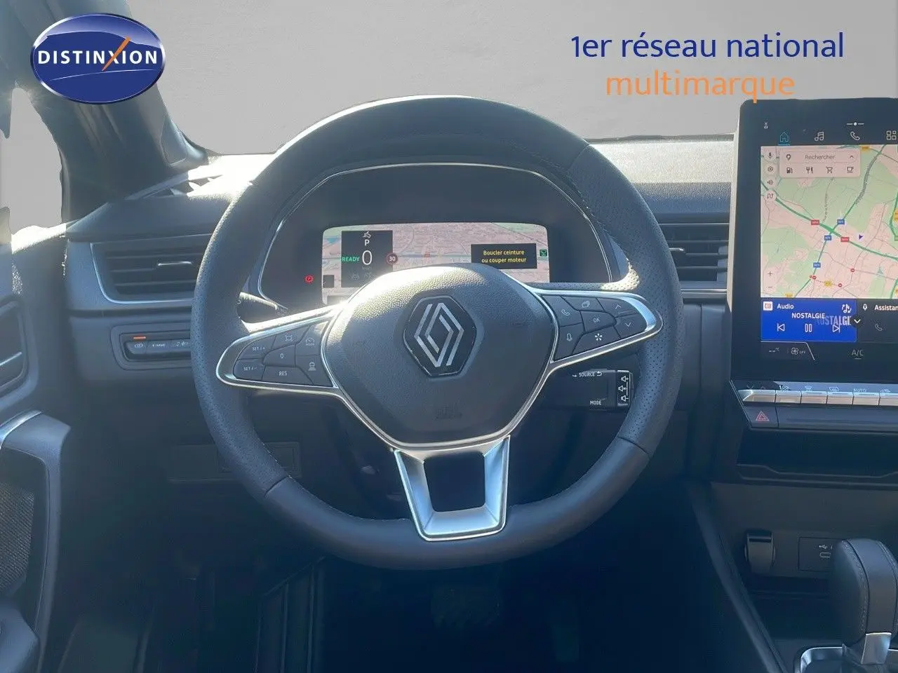 Vue rapprochée du volant noir du Renault Captur E-Tech 2025 avec tableau de bord numérique et écran tactile central.