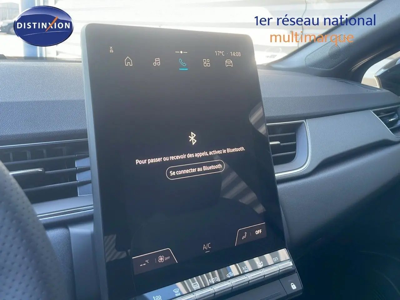 Écran tactile central du tableau de bord du Renault Captur E-Tech noir étoile métal, avec commandes climatisation visibles.