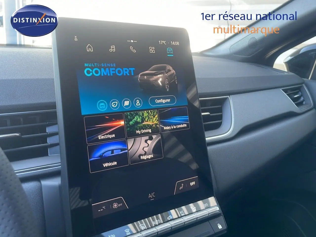 Écran tactile central affichant le mode confort du Renault Captur E-Tech hybride, intérieur gris et noir visible côté passager.