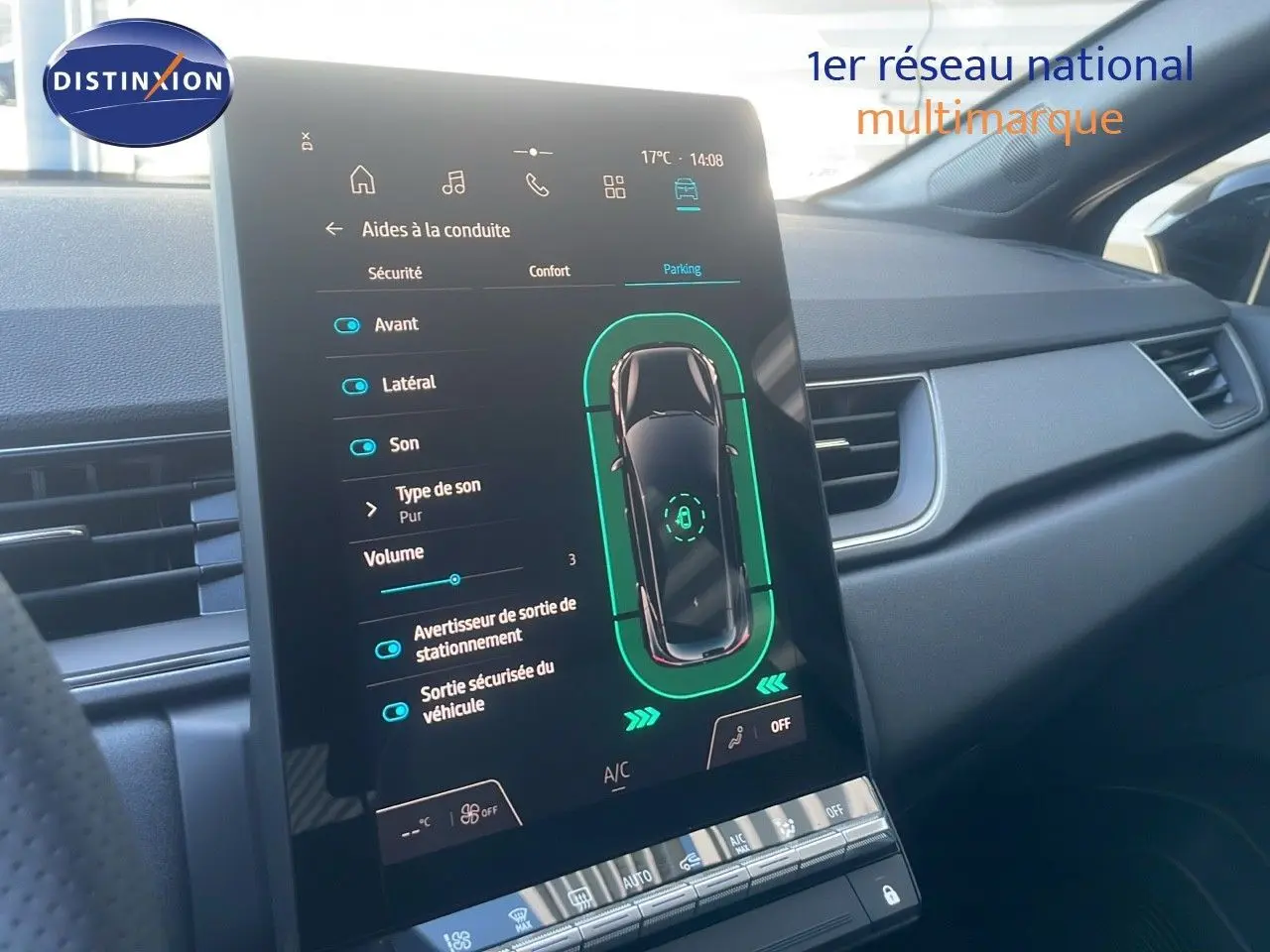 Écran tactile central du tableau de bord du Renault Captur E-Tech Hybrid 2025 affichant les aides à la conduite.