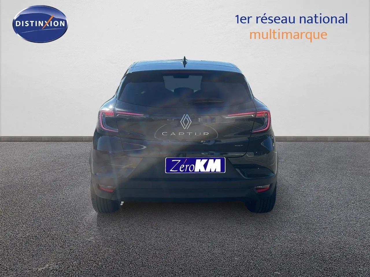 Vue arrière d'un Renault Captur E-Tech hybride noir étoile métal, avec feux LED et logo central bien visibles.