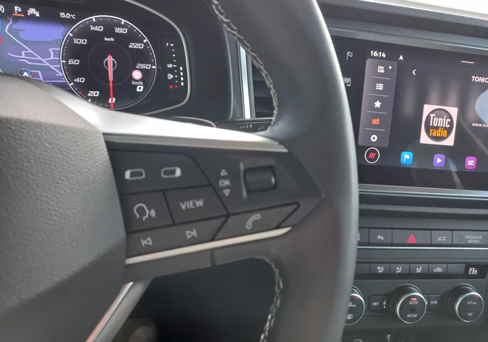 Vue intérieure du tableau de bord et volant du SEAT Ateca 2.0 TDI 150 DSG7 avec écran tactile et commandes au volant.