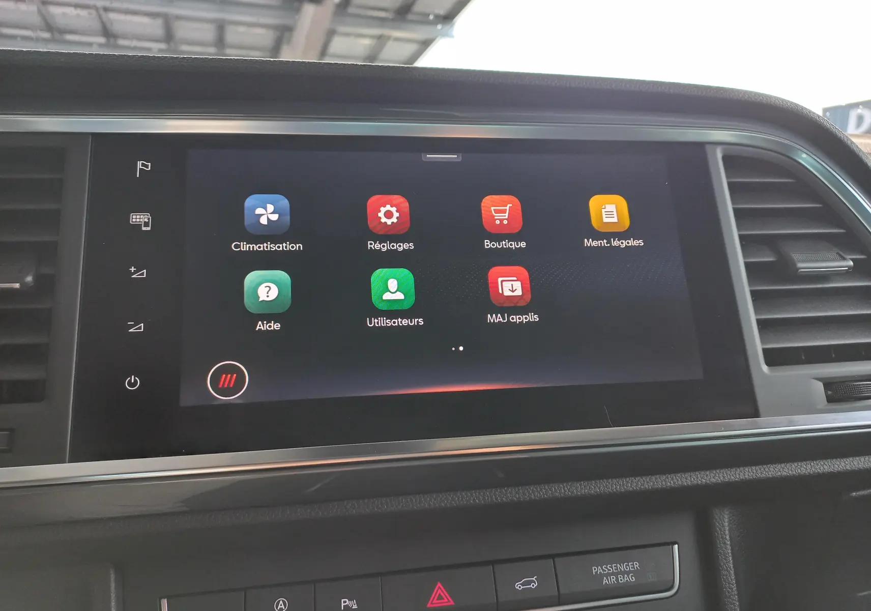 Écran tactile central du SEAT Ateca 2025 affichant les menus climatisation, réglages et boutique dans un intérieur moderne.