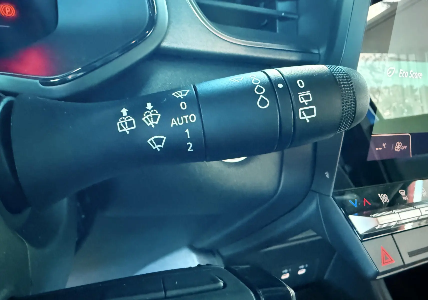 Gros plan sur la commande des essuie-glaces dans l'habitacle du Renault Captur E-Tech Hybrid 2025.