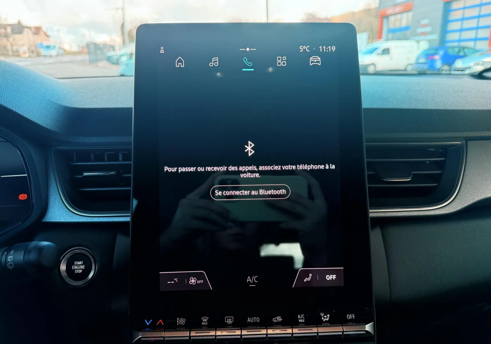 Écran tactile central du tableau de bord du Renault Captur 2025, affichant la connexion Bluetooth, intérieur noir.